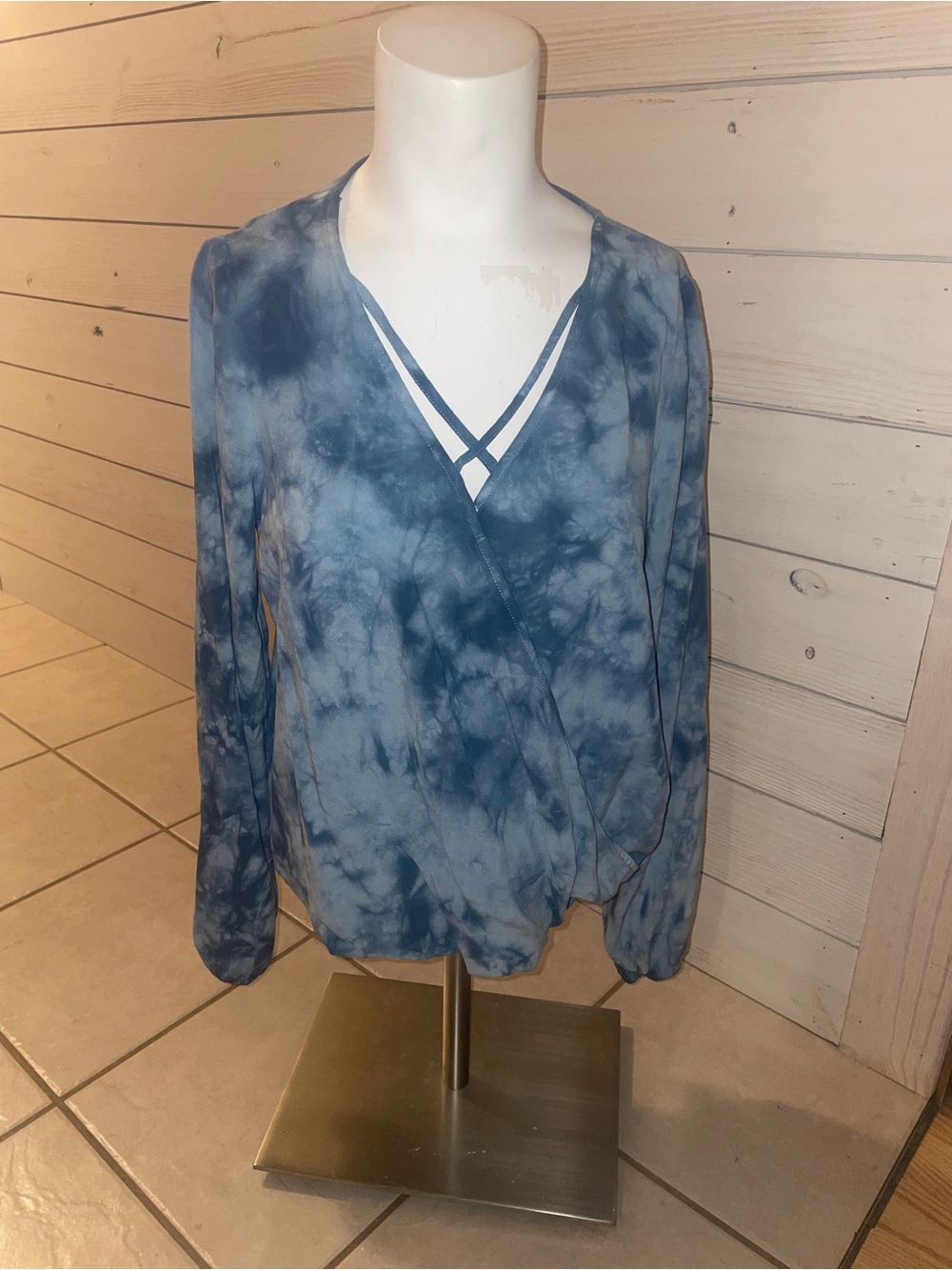 Women's Aeropostale Blue Tie-Dye V-Neck Long Sleeve Top with Strappy Detail